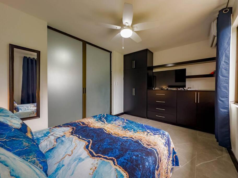 Marina loft 307-Fully renovated top floor studio