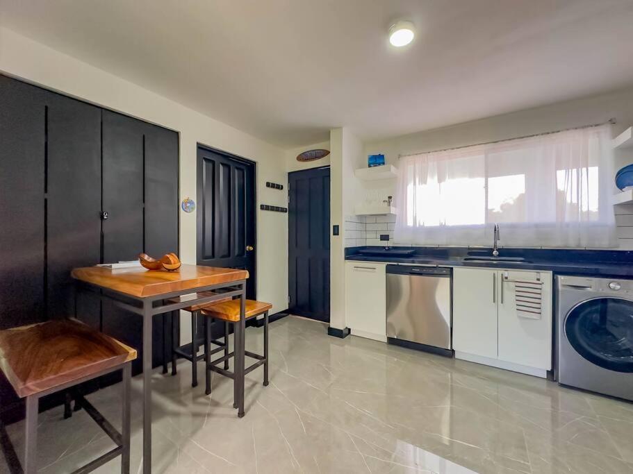 Marina loft 307-Fully renovated top floor studio