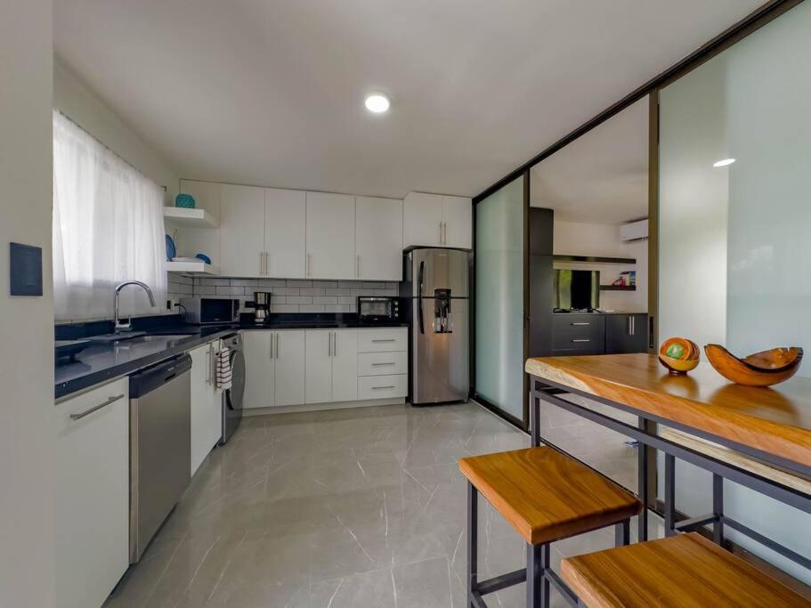 Marina loft 307-Fully renovated top floor studio