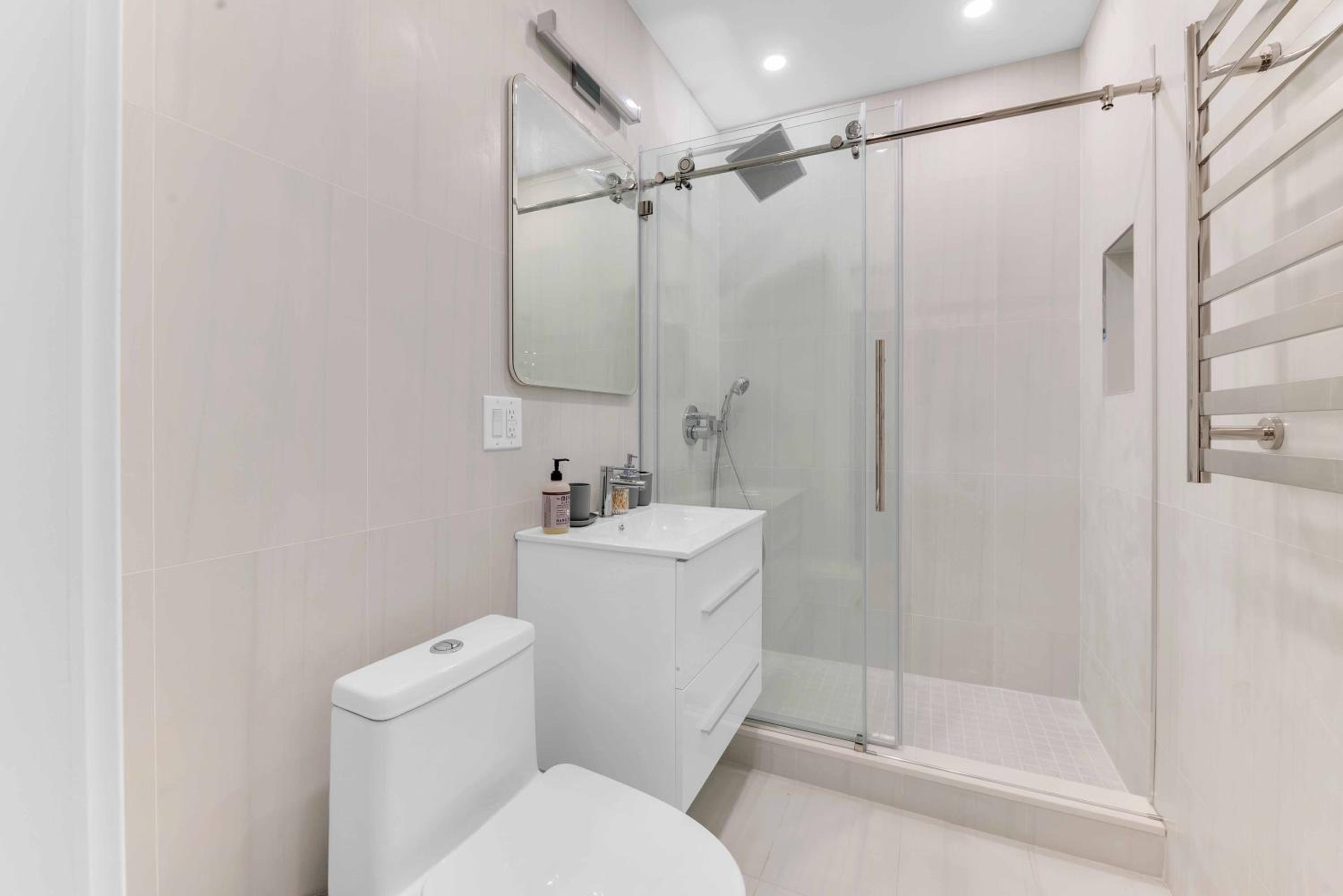 Modern 3Bd Rose Hills Manhattan Terrace Space