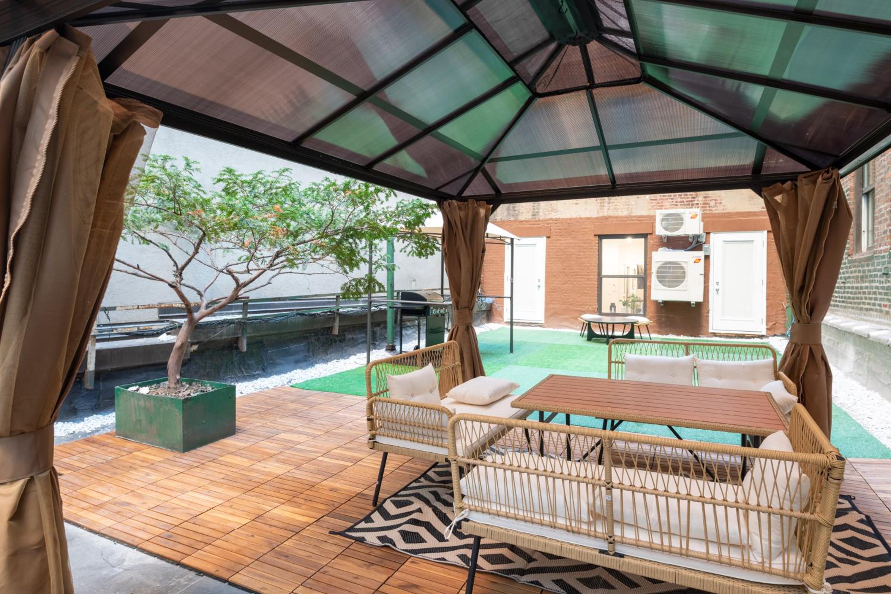 Modern 3Bd Rose Hills Manhattan Terrace Space