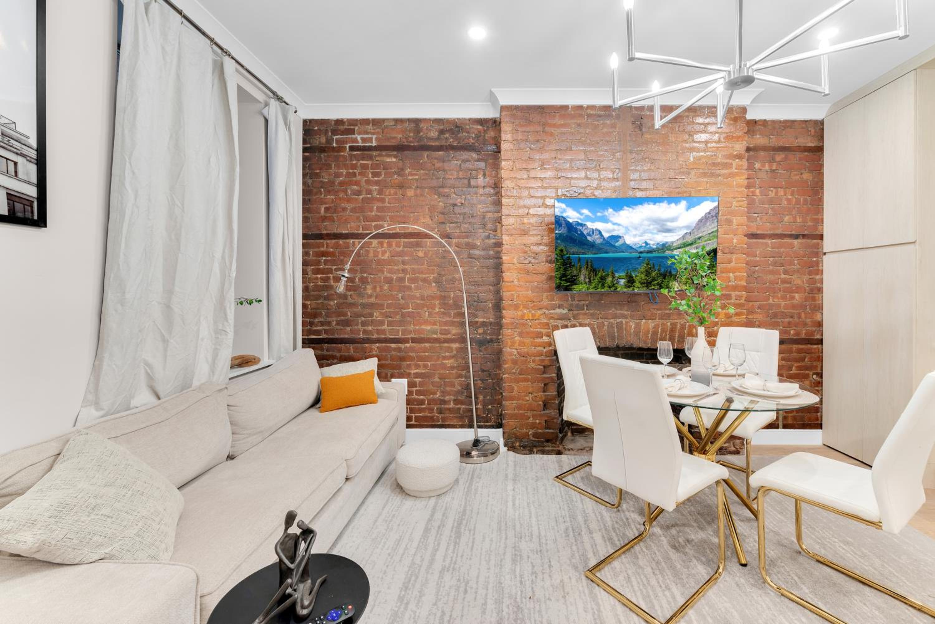 Modern 3Bd Rose Hills Manhattan Terrace Space