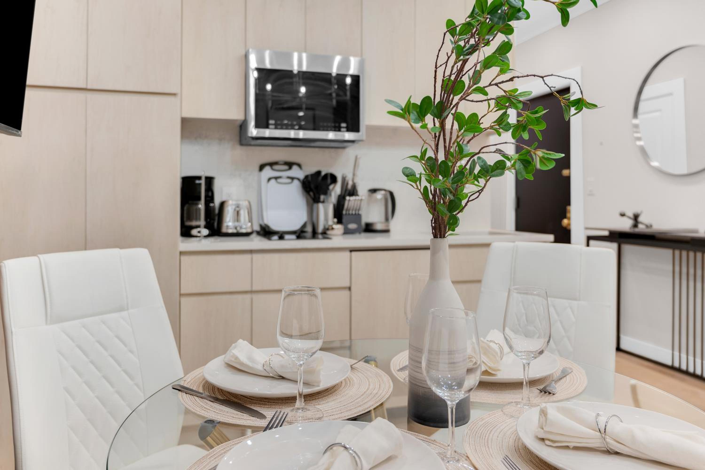 Modern 3Bd Rose Hills Manhattan Terrace Space