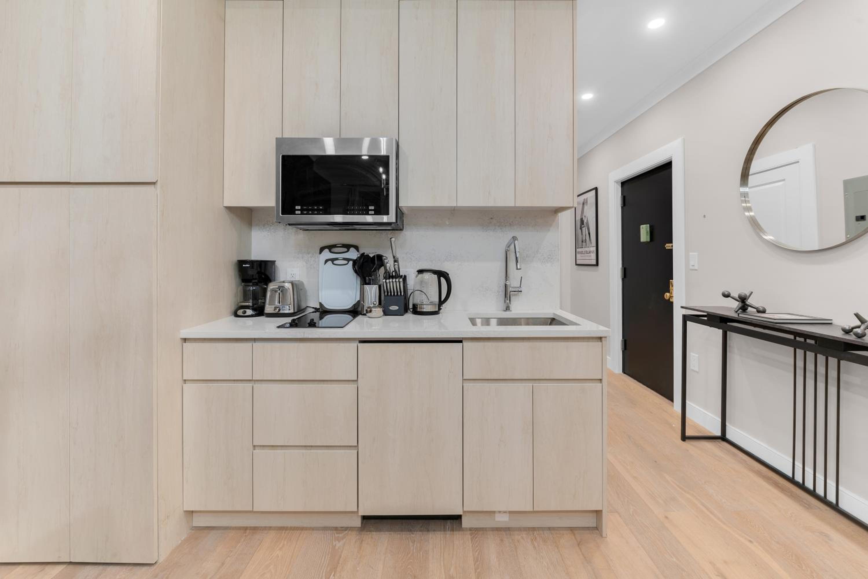 Modern 3Bd Rose Hills Manhattan Terrace Space