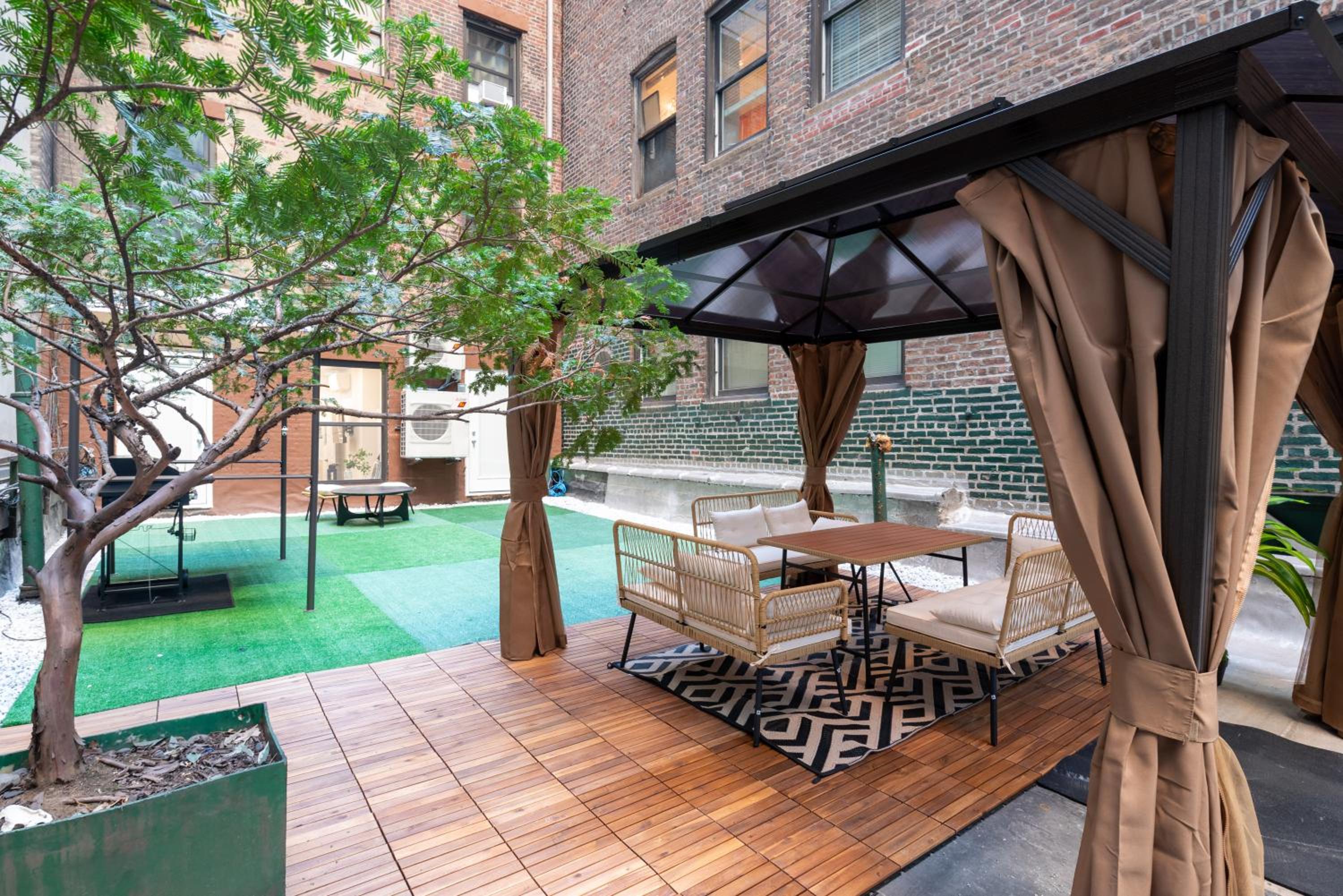 Modern 3Bd Rose Hills Manhattan Terrace Space