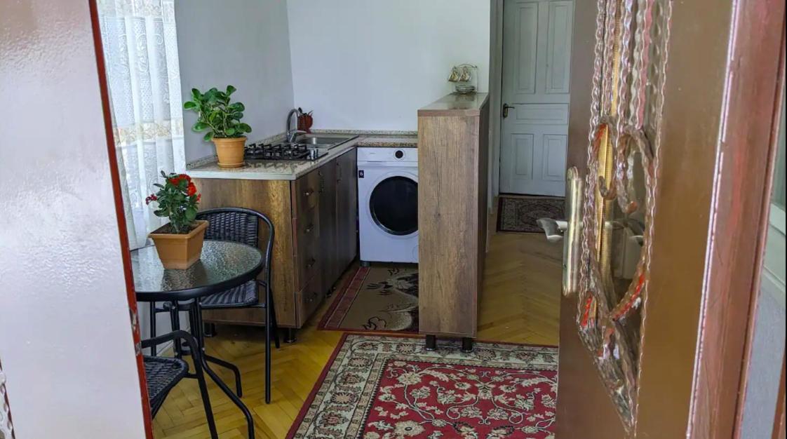 Beka's guesthouse - Near center of city, not noisy but a fresh and eco