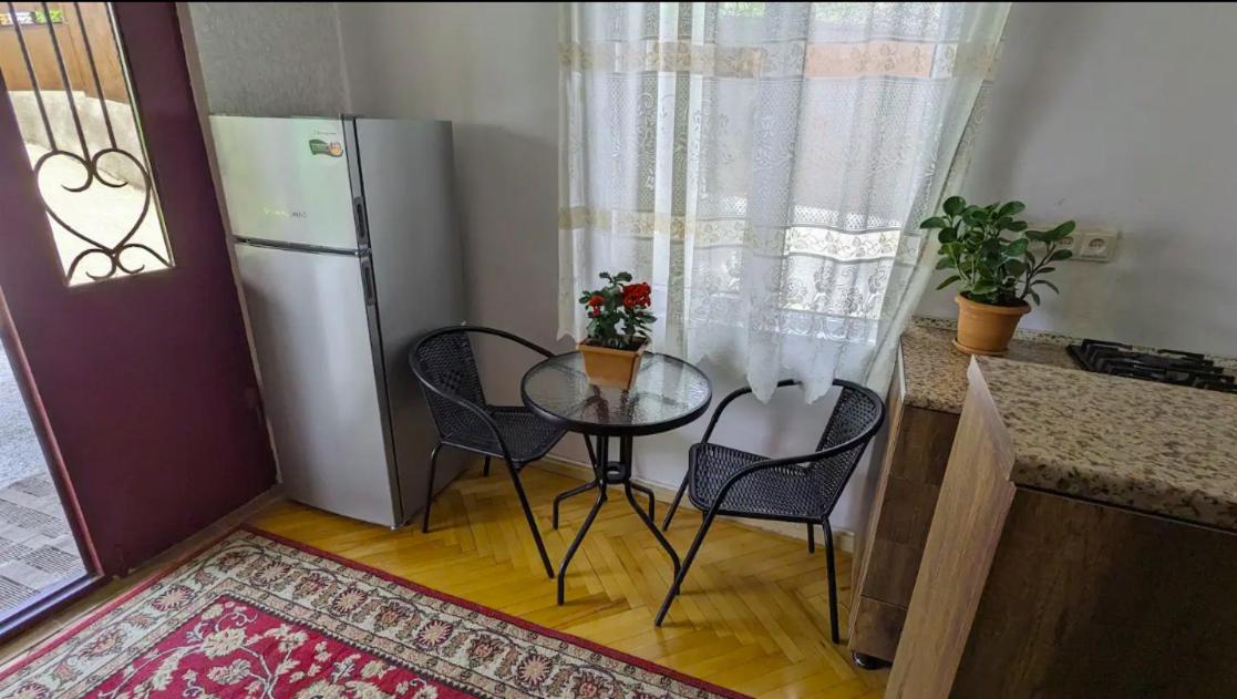 Beka's guesthouse - Near center of city, not noisy but a fresh and eco