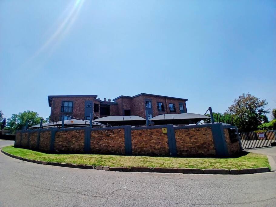 1 bed, 1bath Apartment in Kempton Park view 3