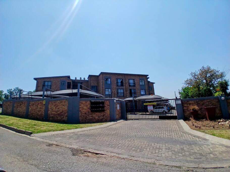 1 bed, 1bath Apartment in Kempton Park view 5