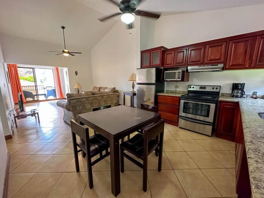 Serena suites G3- Spacious 2 bed 2 bath Mountain View Condo