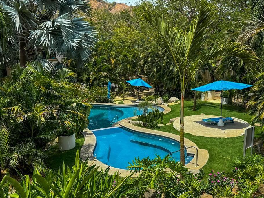 Serena suites G3- Spacious 2 bed 2 bath Mountain View Condo