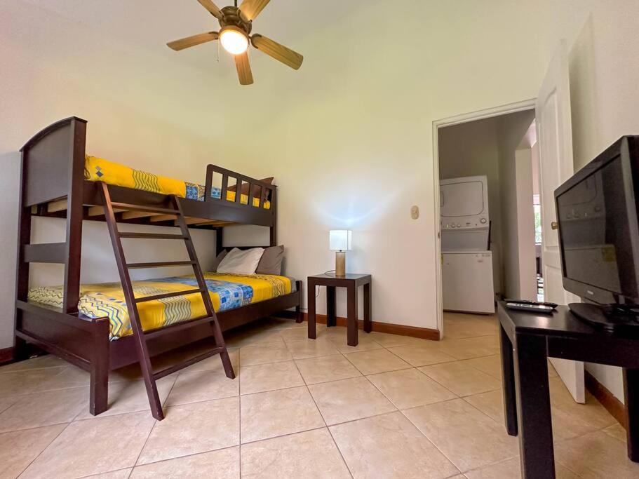 Serena suites G3- Spacious 2 bed 2 bath Mountain View Condo