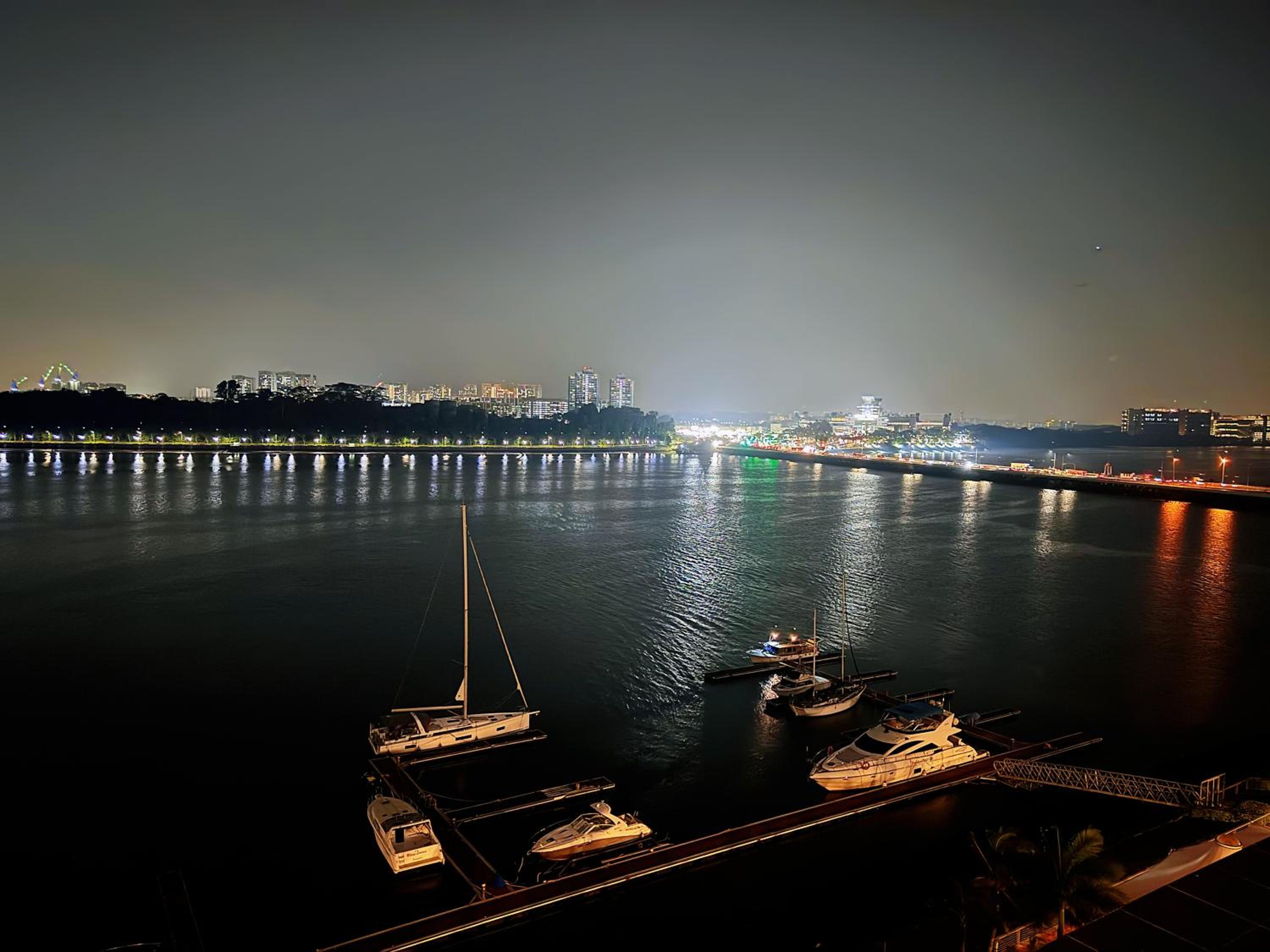 TheBess Hotel Tokyo is located adjacent to Singapore and offers a sea viewIt is a family business smart room with the sea view of Princess Bay富力公主湾