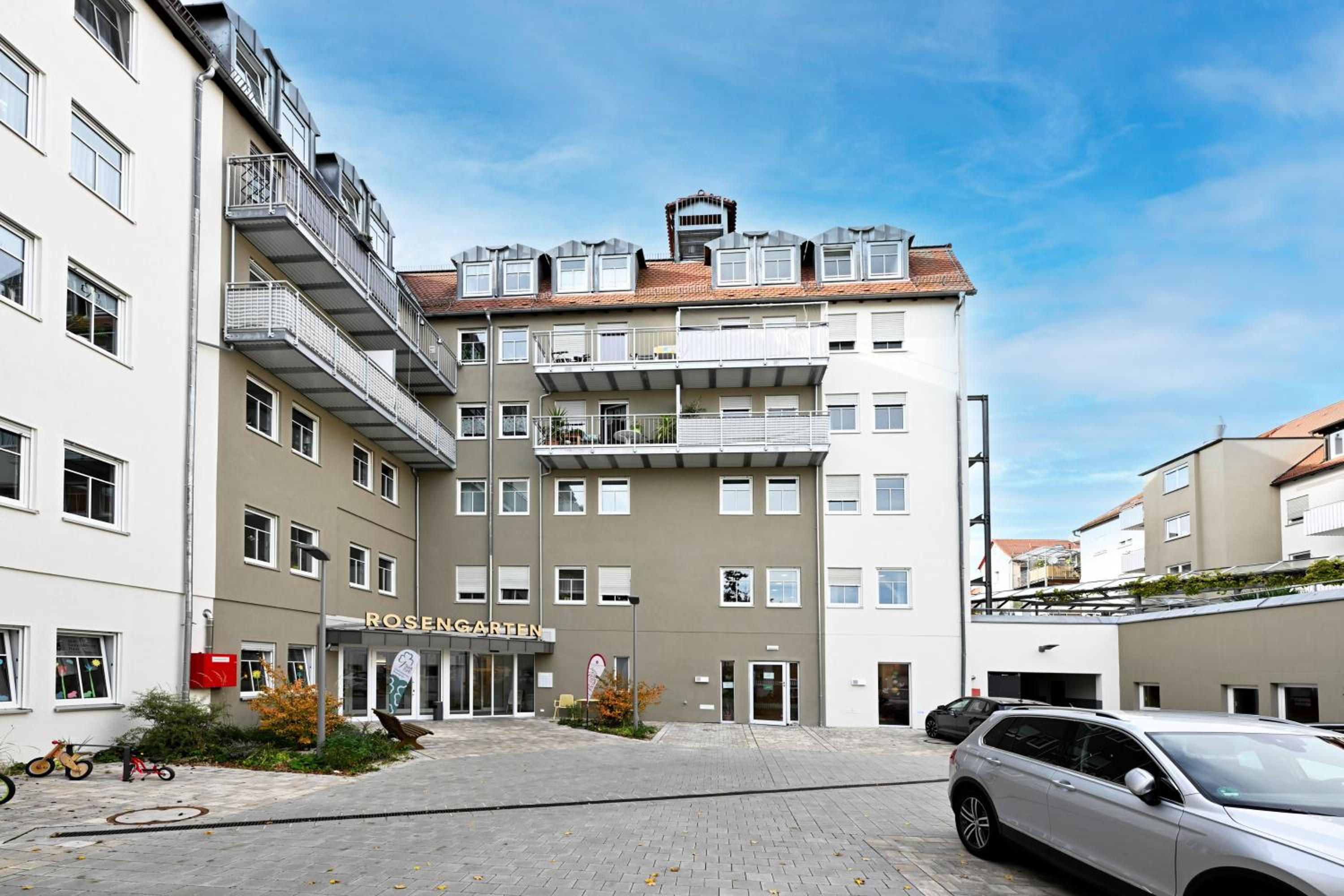 Rosengarten Apartments Fürth, Moderne Serviced Apartments in Citylage, ganze Ferienwohnung 50 m2, nahe Nürnberg, Metro, Sauna, Frühstück & Parkplatz