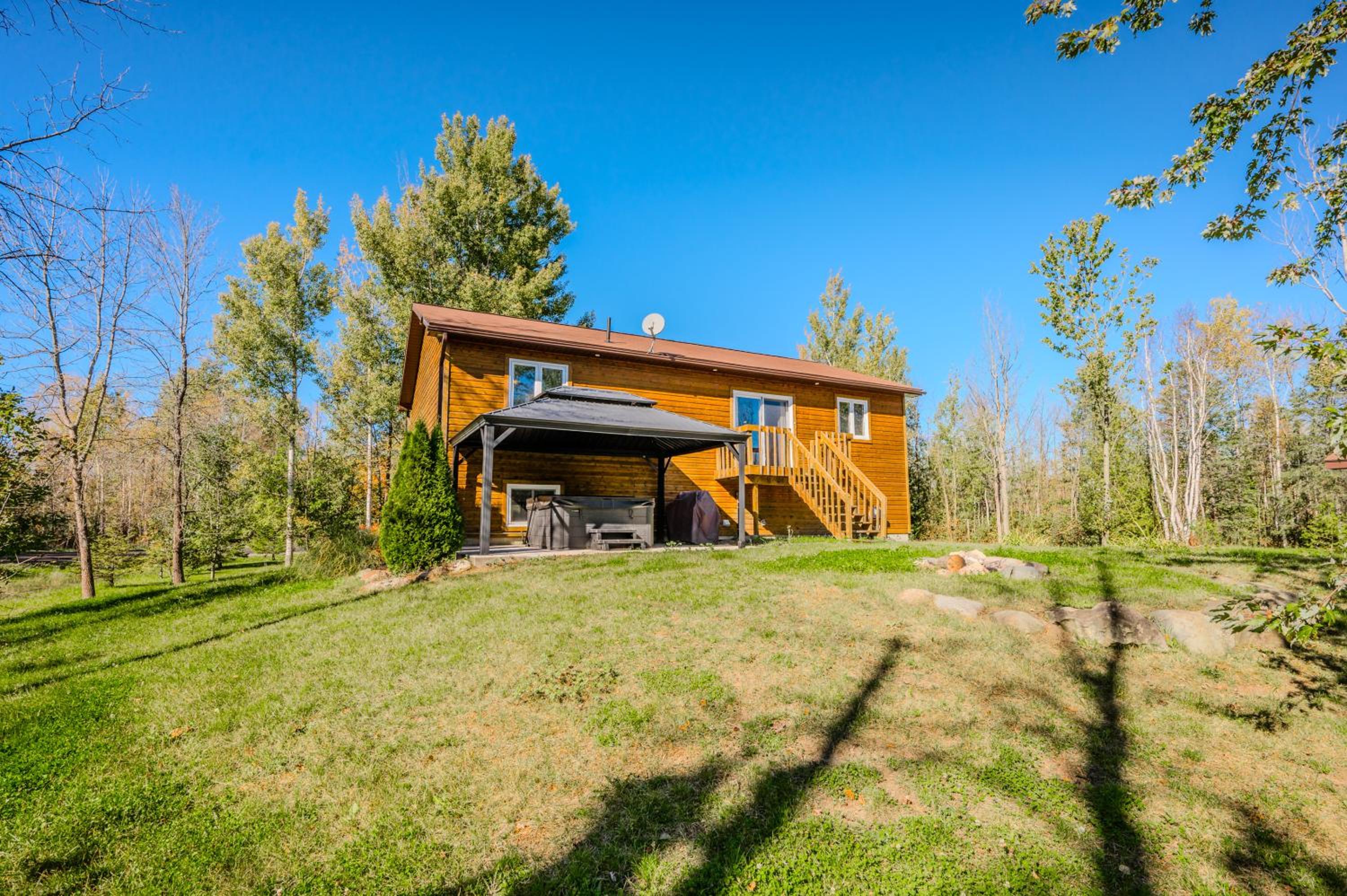 Black Bear - Cozy 4-Season Cottage w Hot Tub