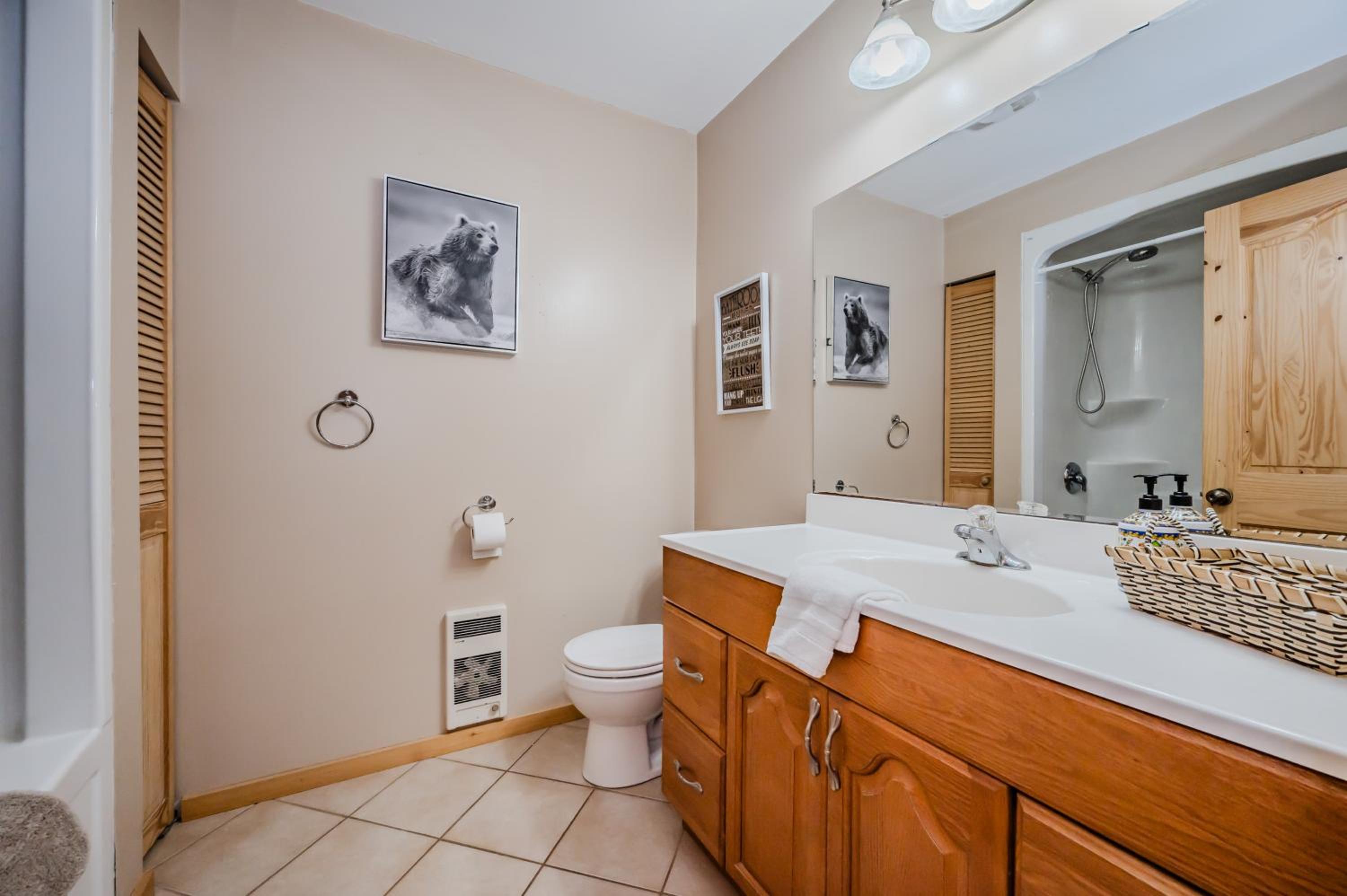 Black Bear - Cozy 4-Season Cottage w Hot Tub