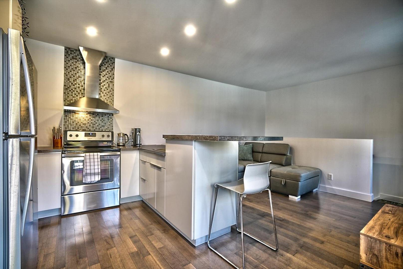 Downtown Sherby - Central, Parking, King Bed, Sleeps 3