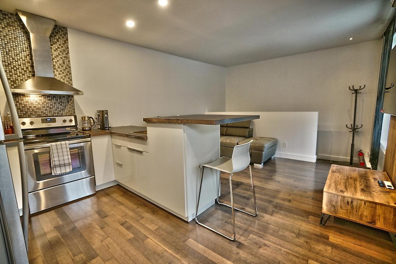 Downtown Sherby - Central, Parking, King Bed, Sleeps 3