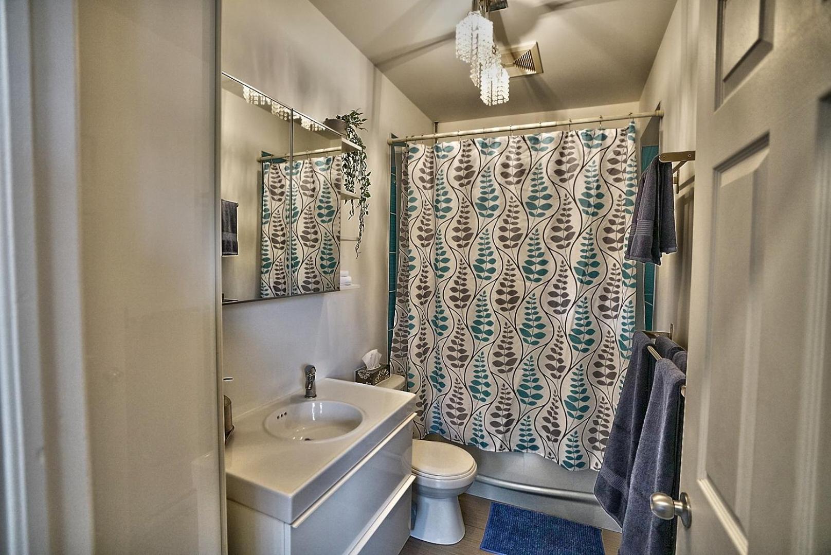 Downtown Sherby - Central, Parking, King Bed, Sleeps 3