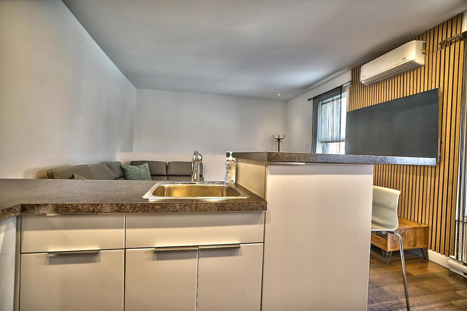 Downtown Sherby - Central, Parking, King Bed, Sleeps 3