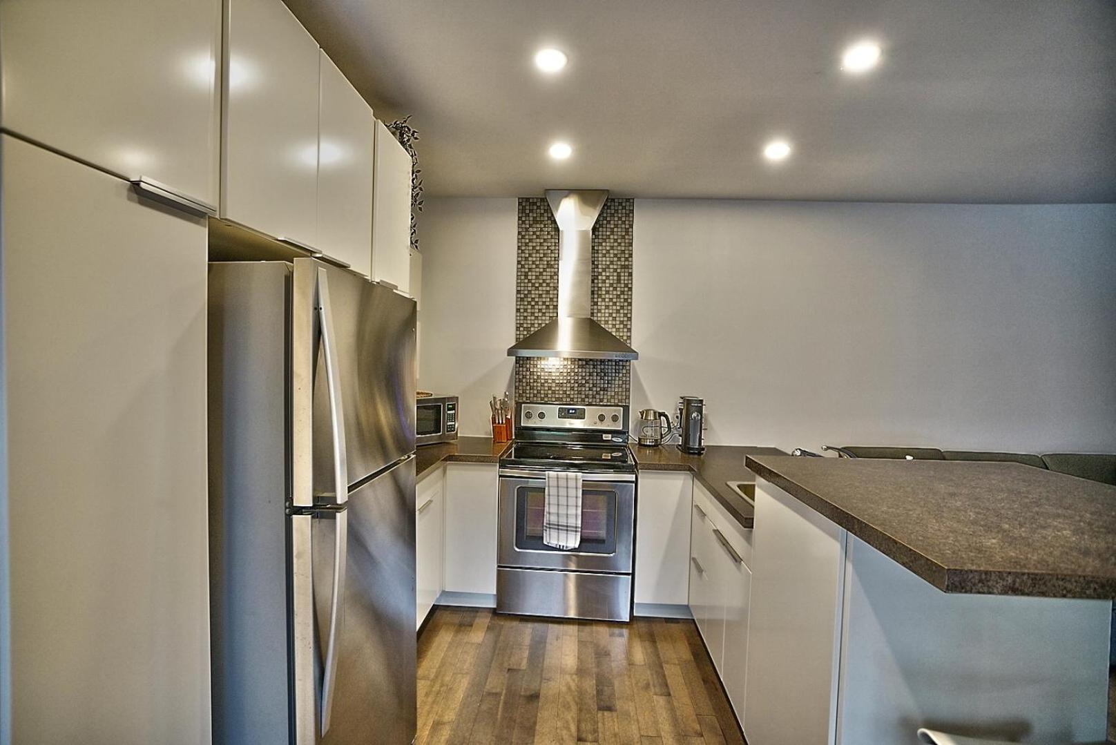 Downtown Sherby - Central, Parking, King Bed, Sleeps 3