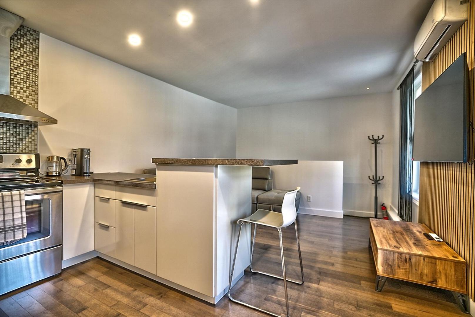 Downtown Sherby - Central, Parking, King Bed, Sleeps 3
