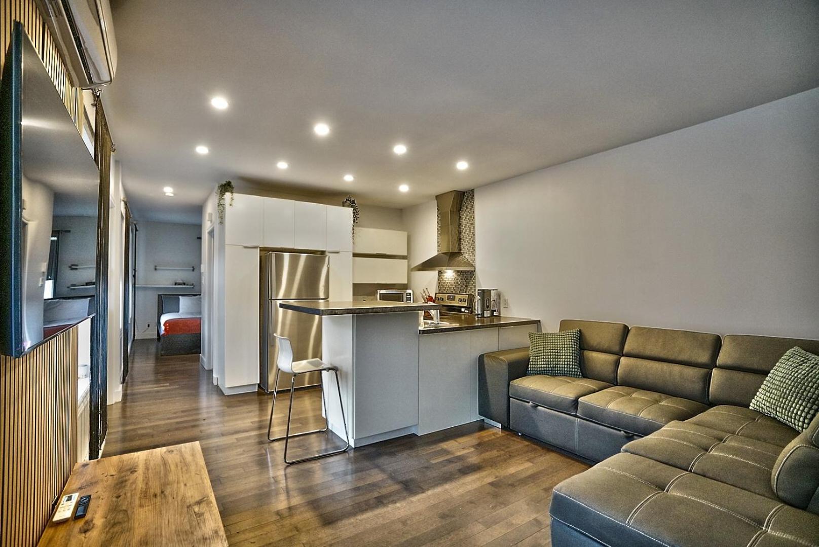 Downtown Sherby - Central, Parking, King Bed, Sleeps 3