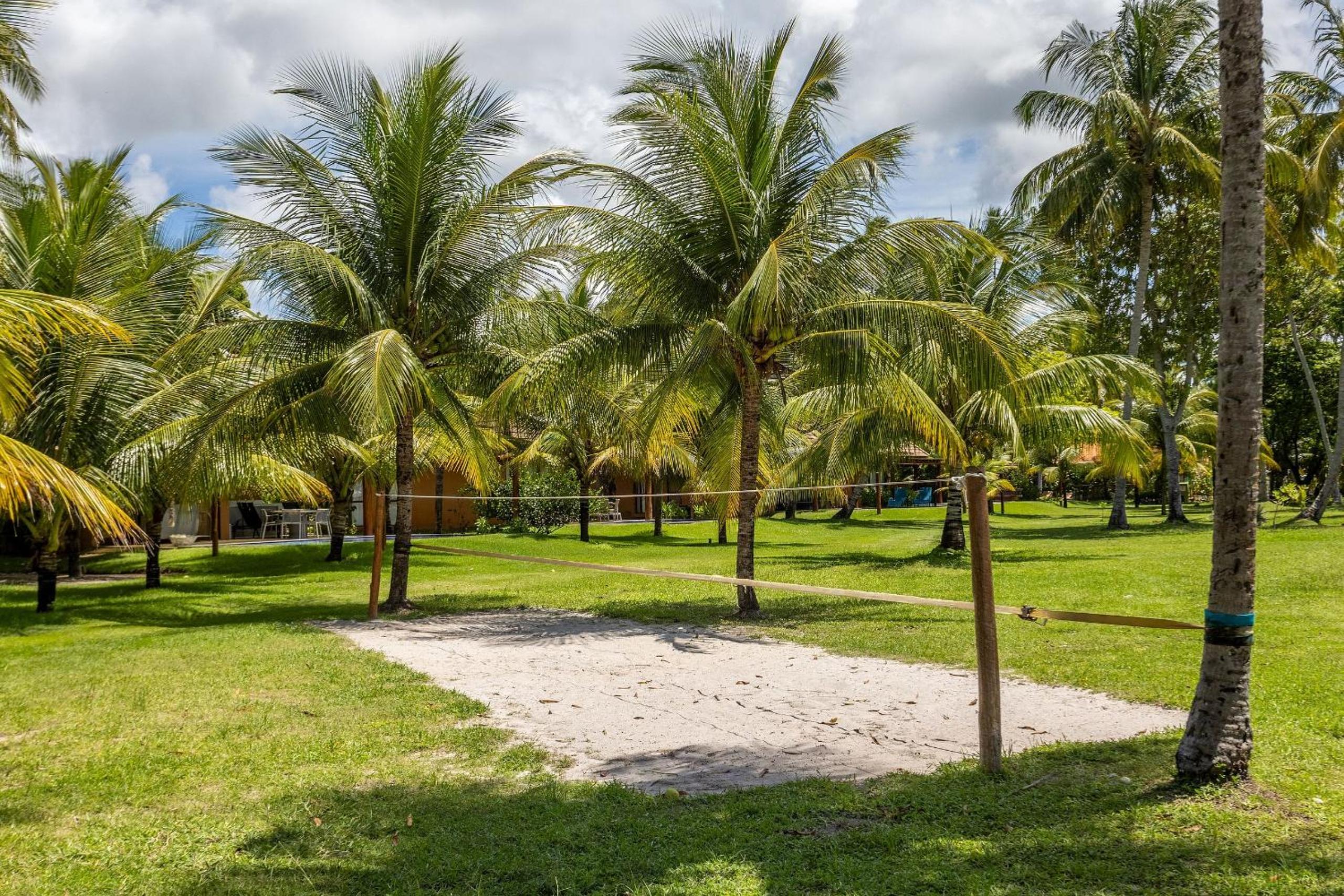 Exclusive Oceanfront Bungalow with Included Service — Eco Resort Carneiros
