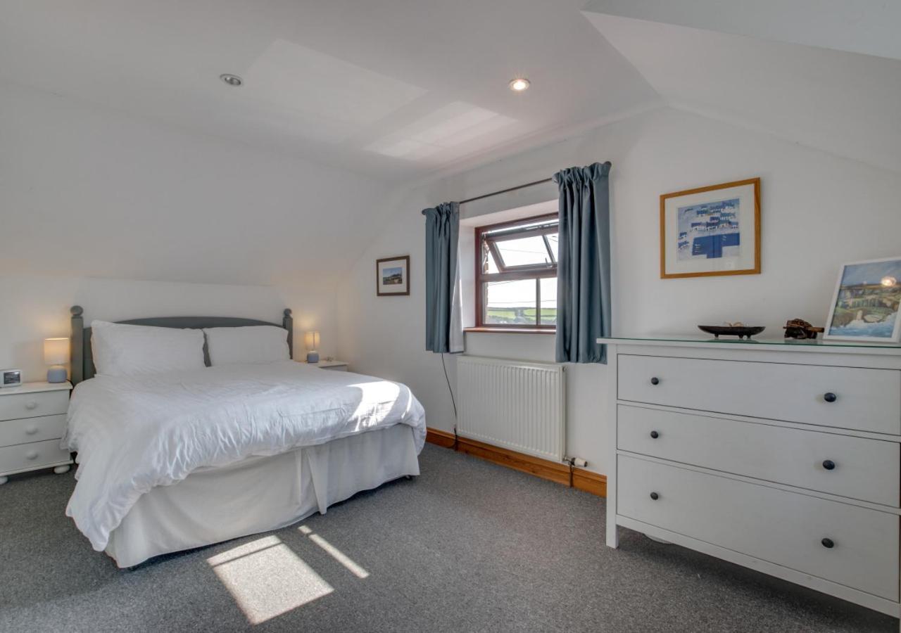3 Bed in Gunwalloe oc-p00858
