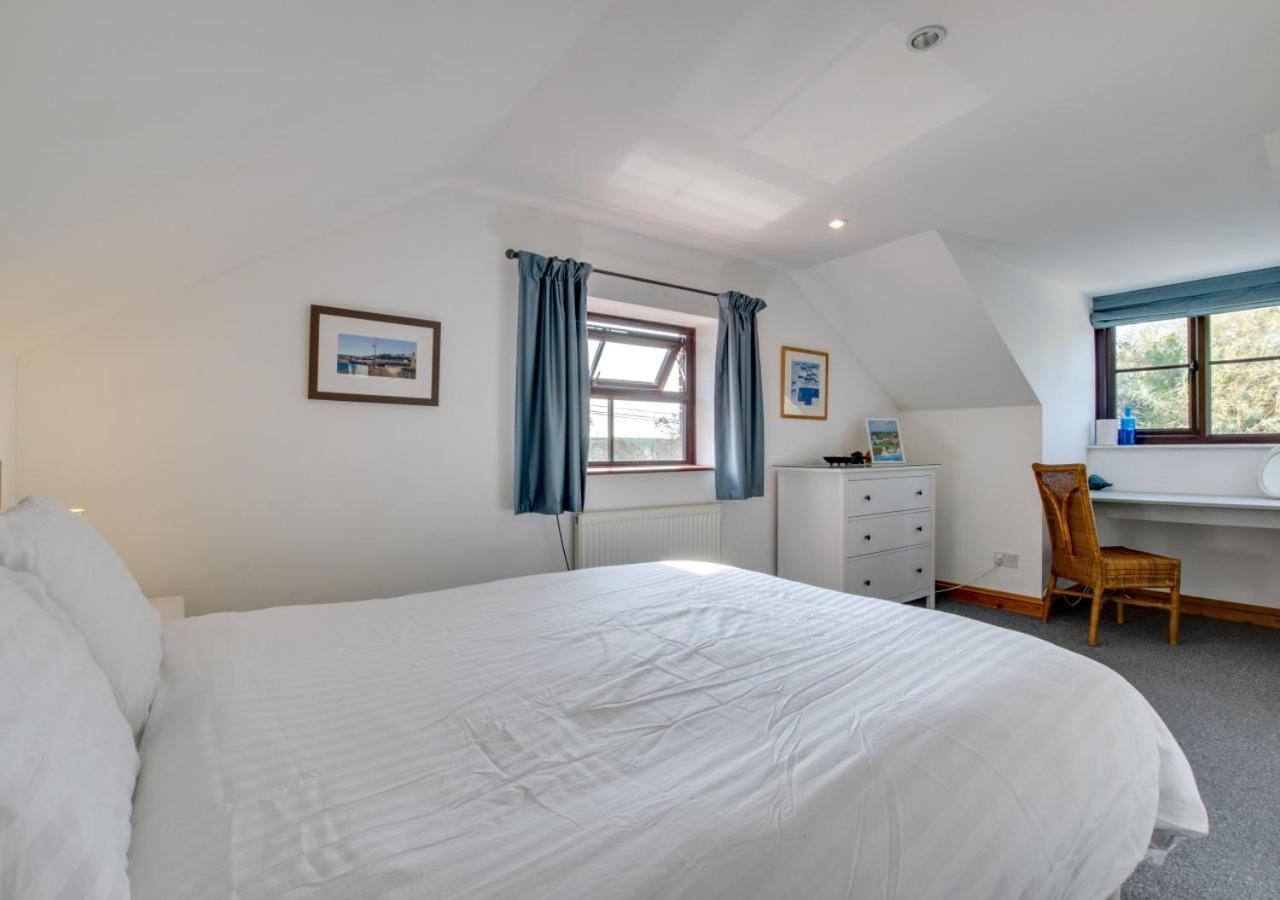 3 Bed in Gunwalloe oc-p00858