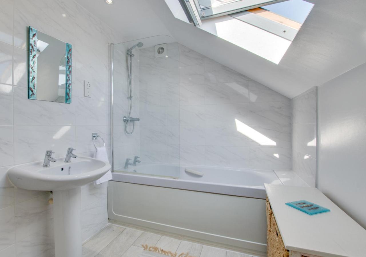3 Bed in Gunwalloe oc-p00858