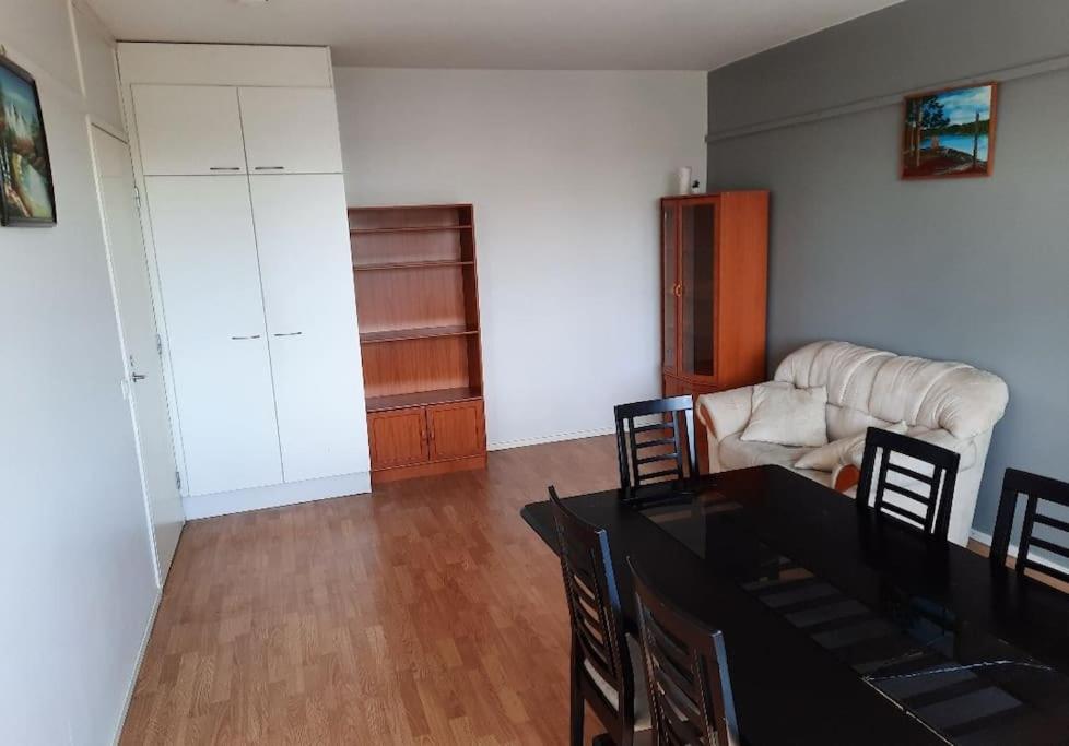 Big Apartment, FREE Parking 25 min to Center
