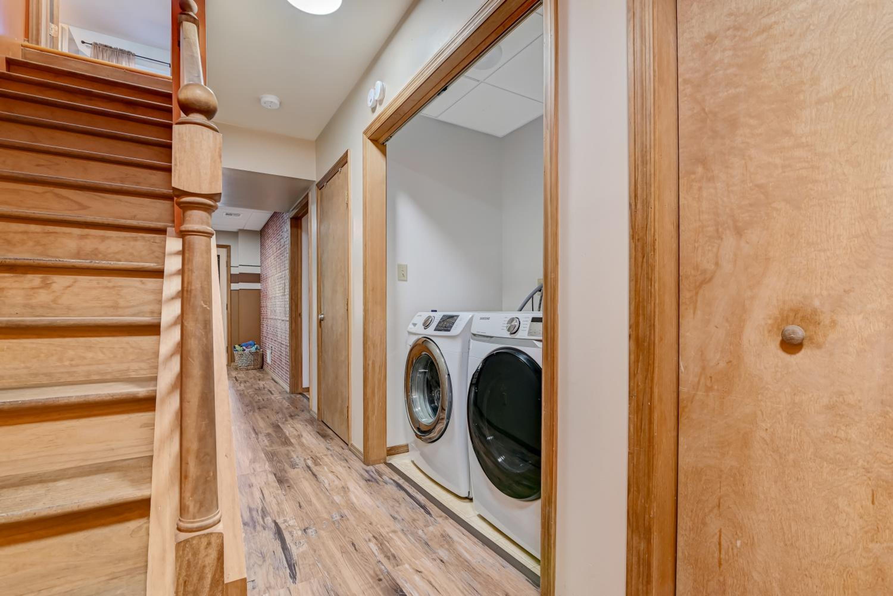 Modern Lakefront Oasis Relaxing Hot Tub Sauna Game Rooms Stunning Views! view 5