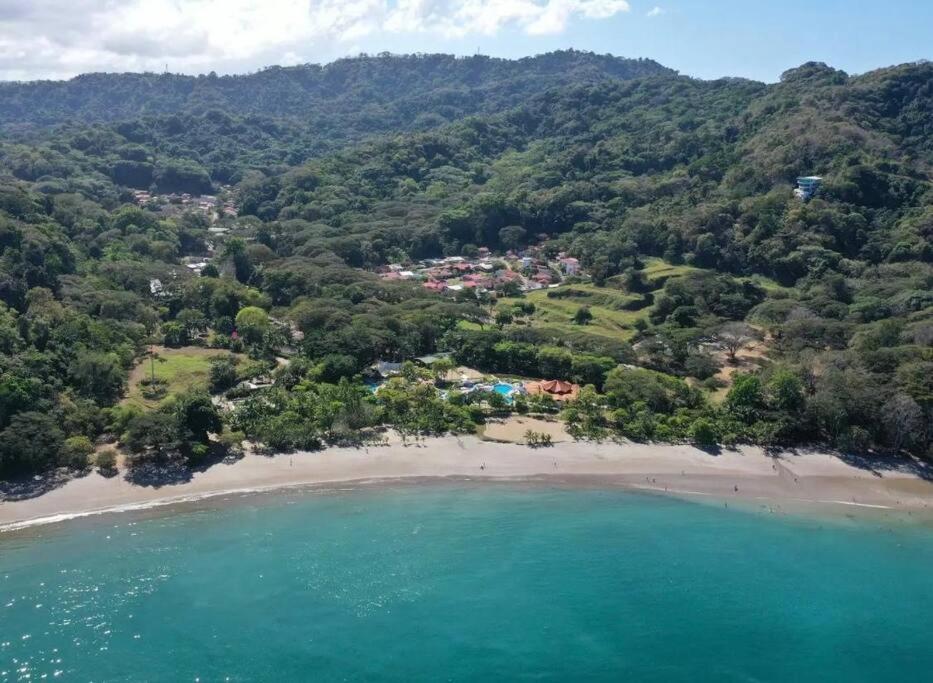Casa grande cerca de playa Punta Leona