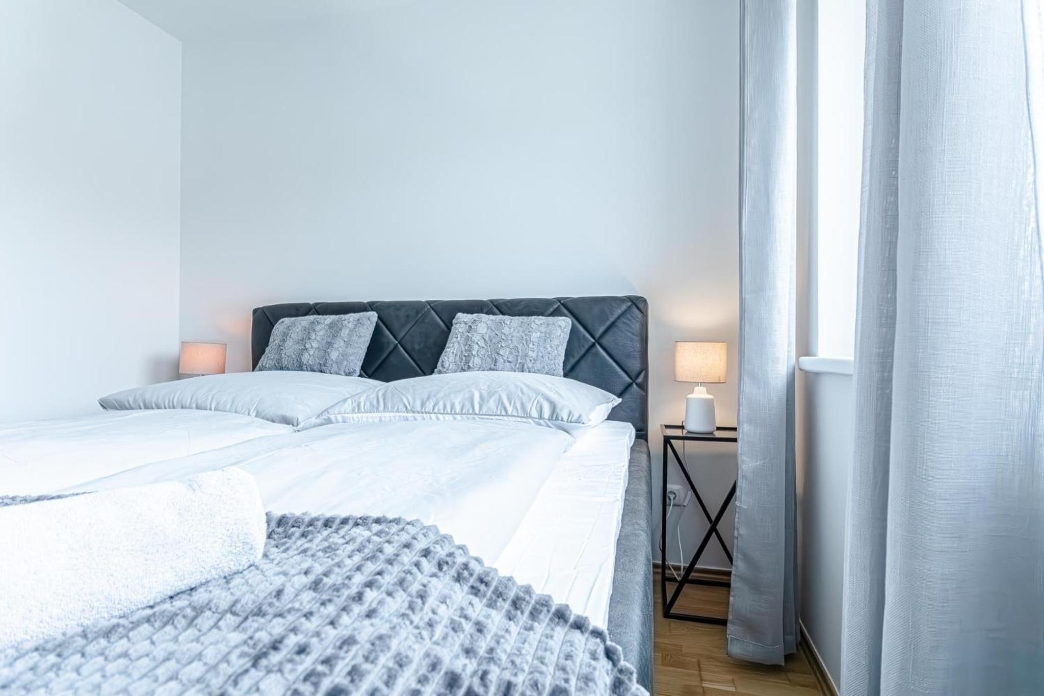Modern & Stylish 1BR, 1LR Apartment at Vienna Center