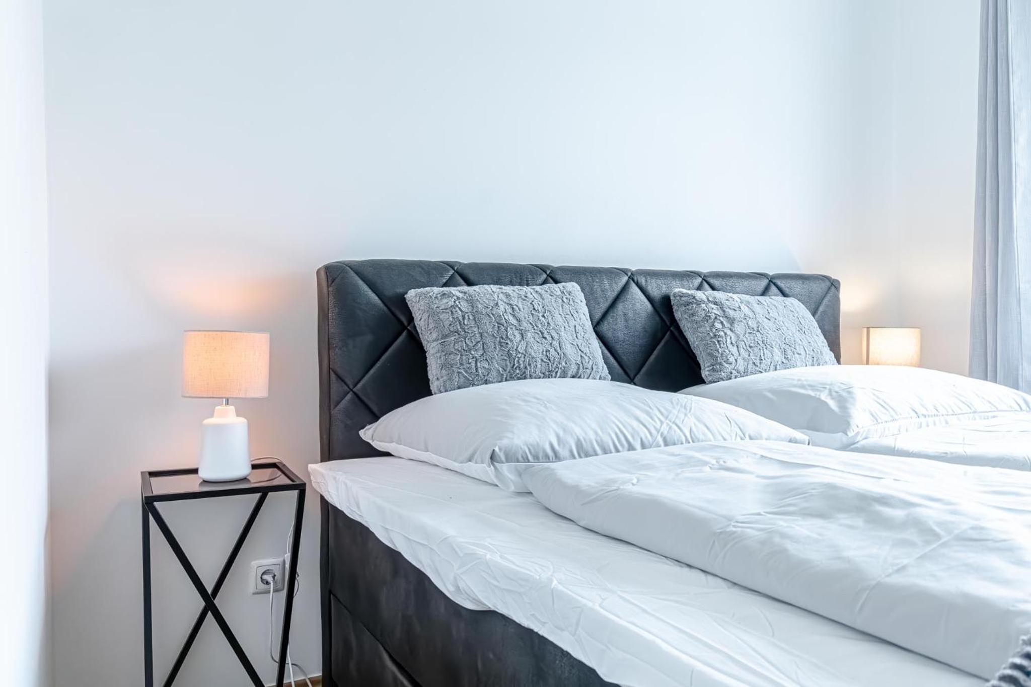 Modern & Stylish 1BR, 1LR Apartment at Vienna Center