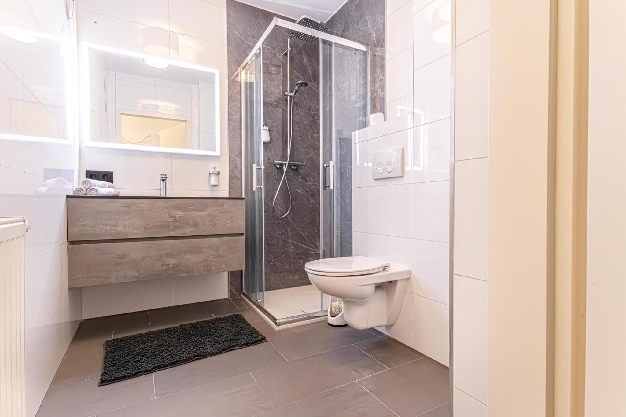 Modern & Stylish 1BR, 1LR Apartment at Vienna Center