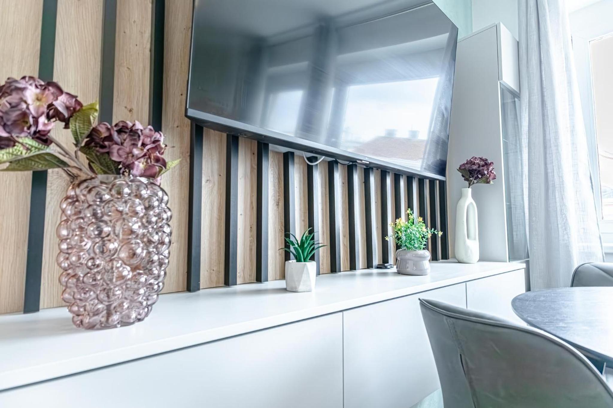 Modern & Stylish 1BR, 1LR Apartment at Vienna Center