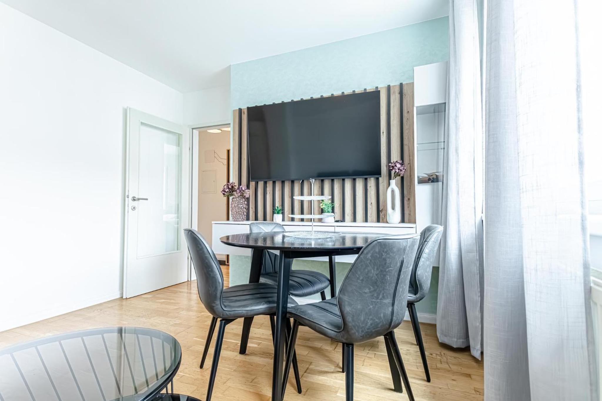 Modern & Stylish 1BR, 1LR Apartment at Vienna Center