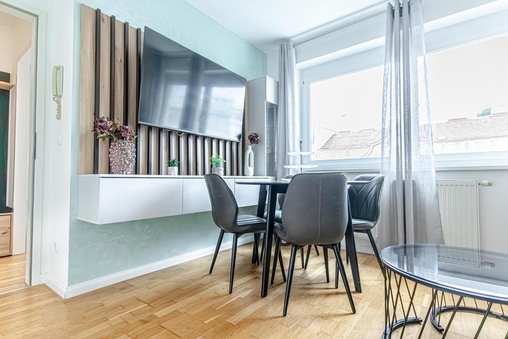 Modern & Stylish 1BR, 1LR Apartment at Vienna Center