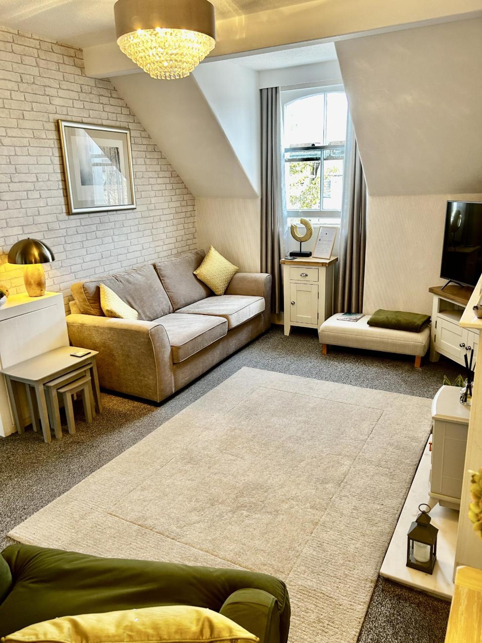 Willesden, Apartment 2, A beautifully furnished and spacious apartment located in the heart of Llandudno view 3