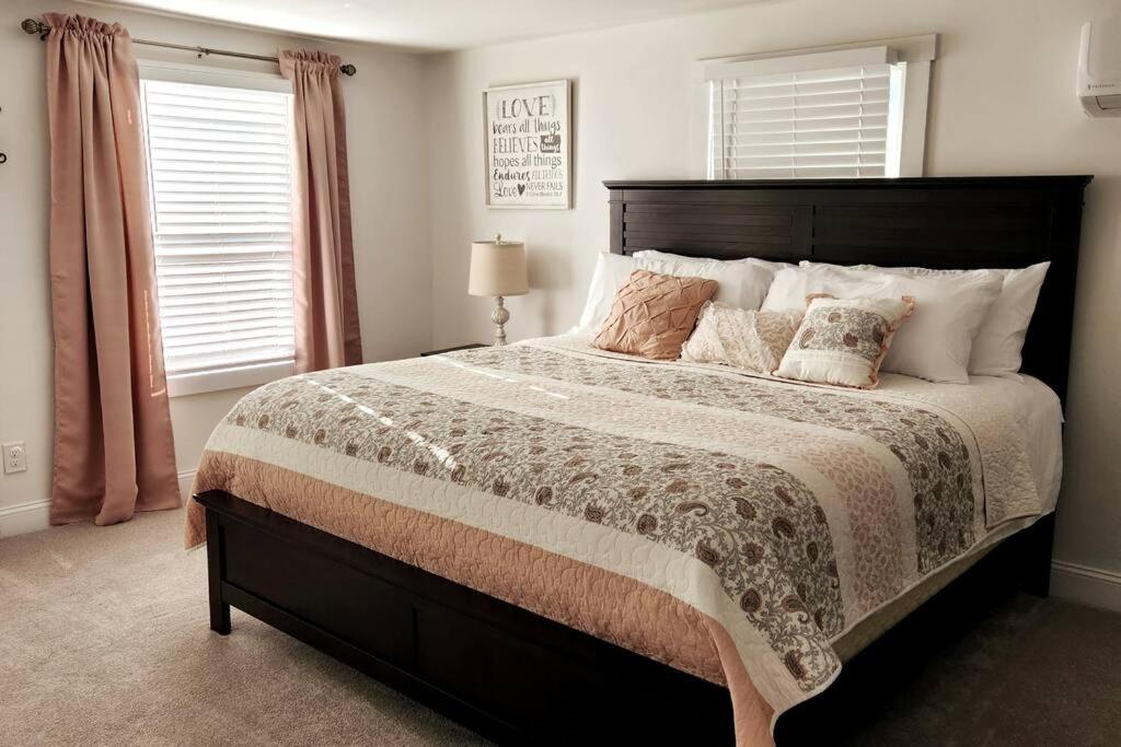Cute and Cozy 2bed-4 Miles to LU view 5