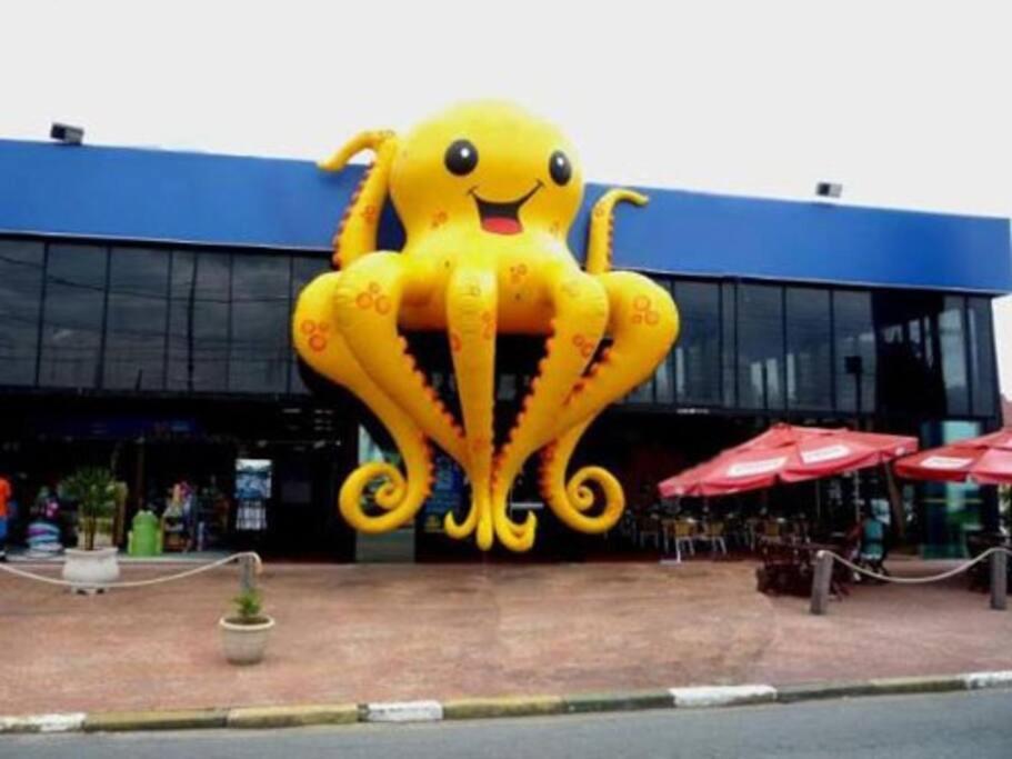 cond vila nobre Enseada Guarujá 800 mts da Praia