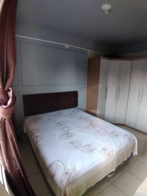 cond vila nobre Enseada Guarujá 800 mts da Praia
