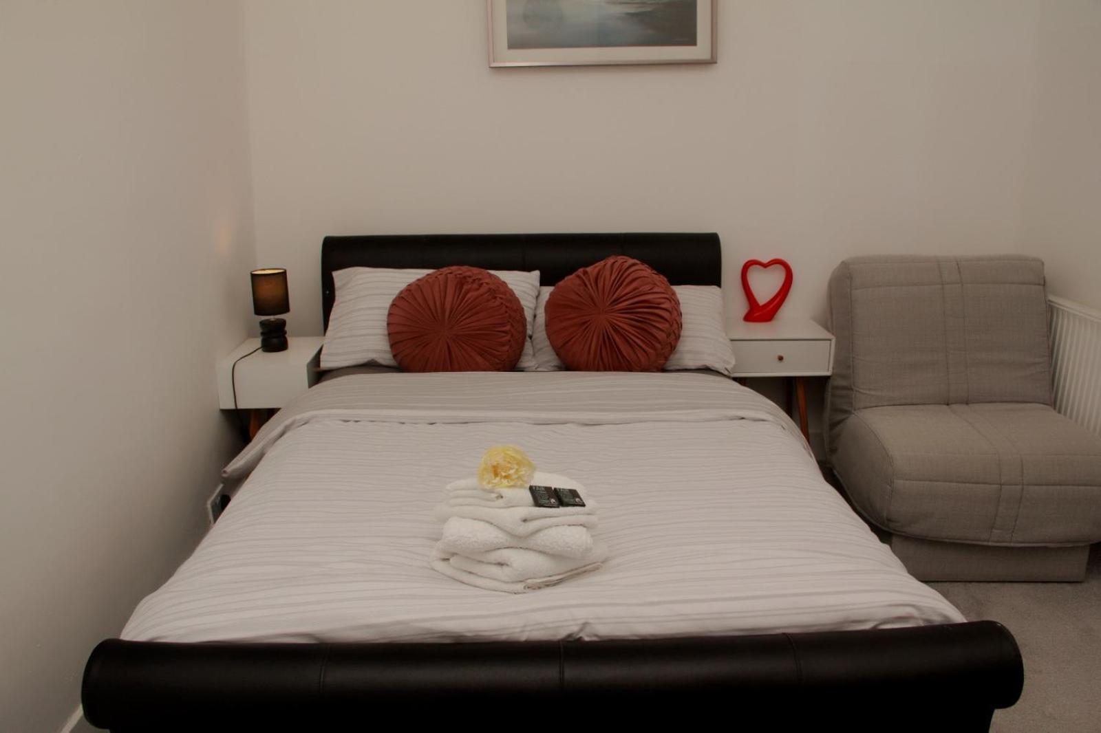 Elegant House, Near Haigh Woodland Park - Hi-Speed Wi-Fi - Easy Parking view 3