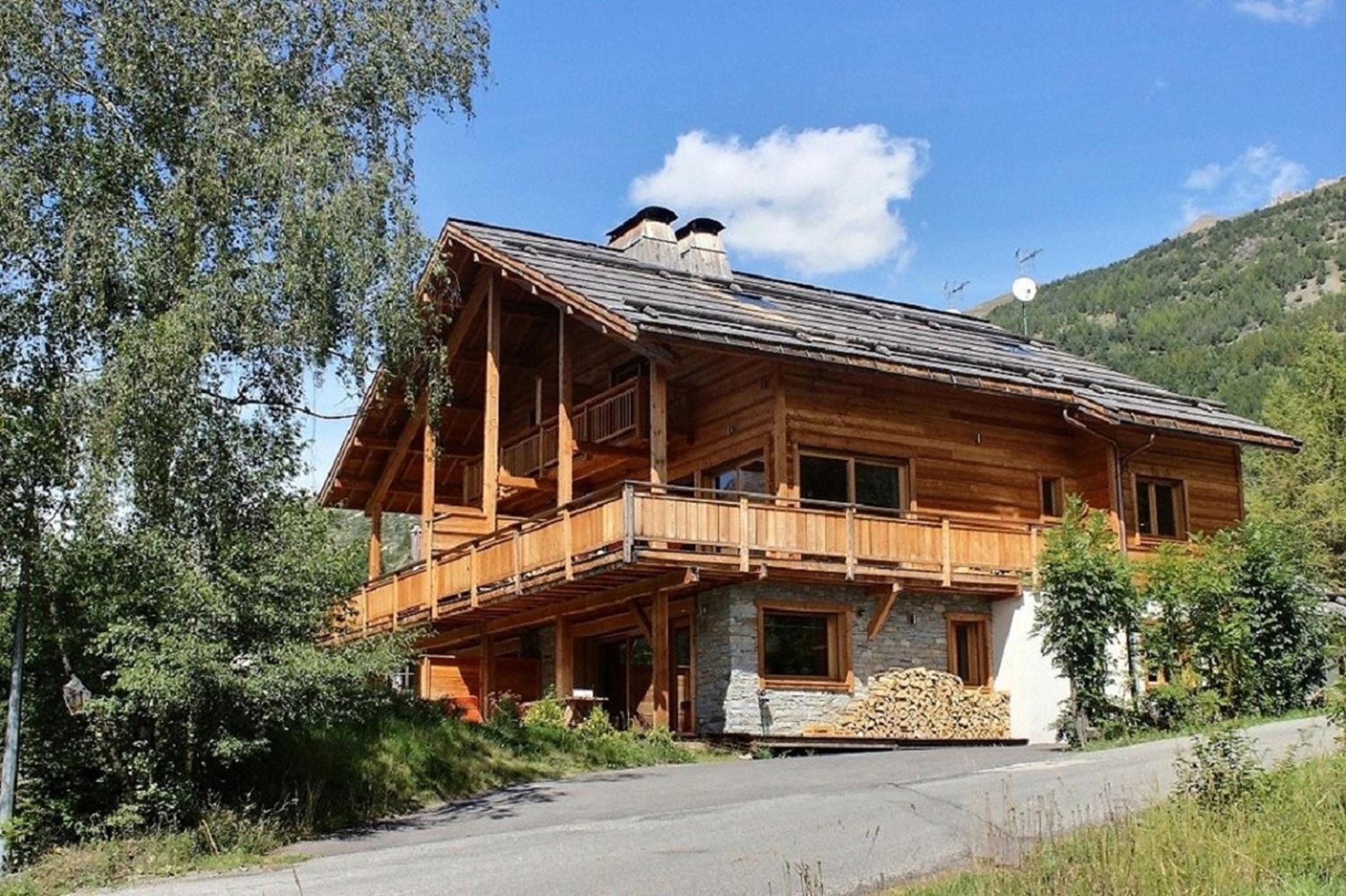 Chalet Prestige cheminée vue excep serrechevalierholidays view 2
