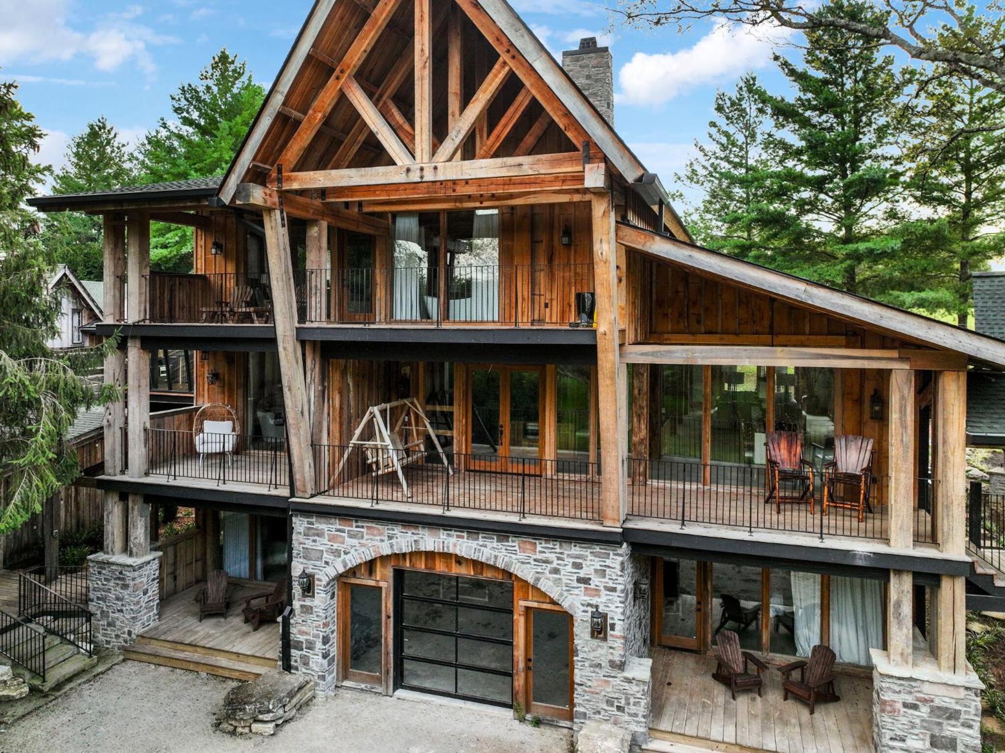 Extraordinary Manor at Dark Horse Estate view 5