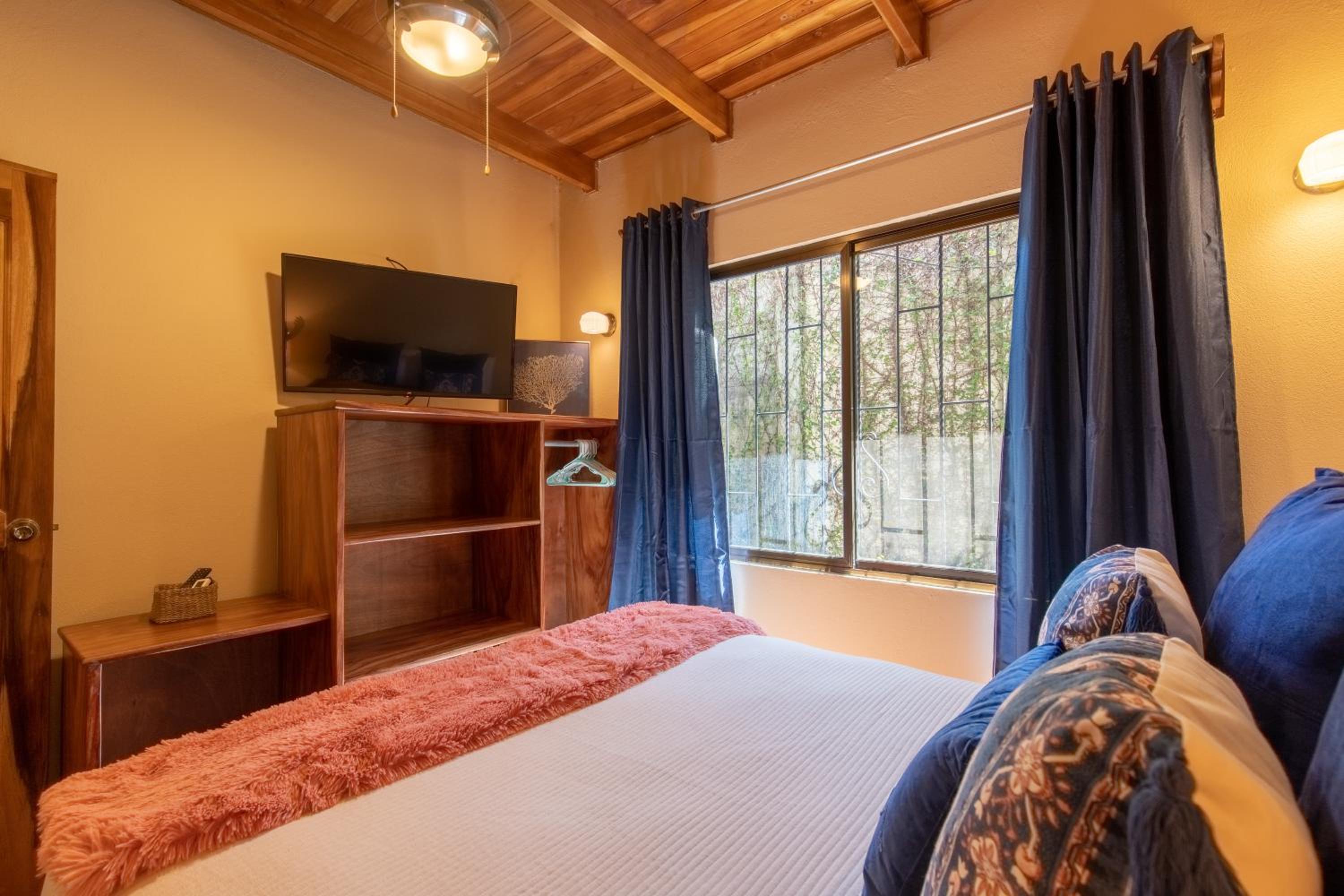Cozy Beach Casita - 4 Min Walk to the Beach