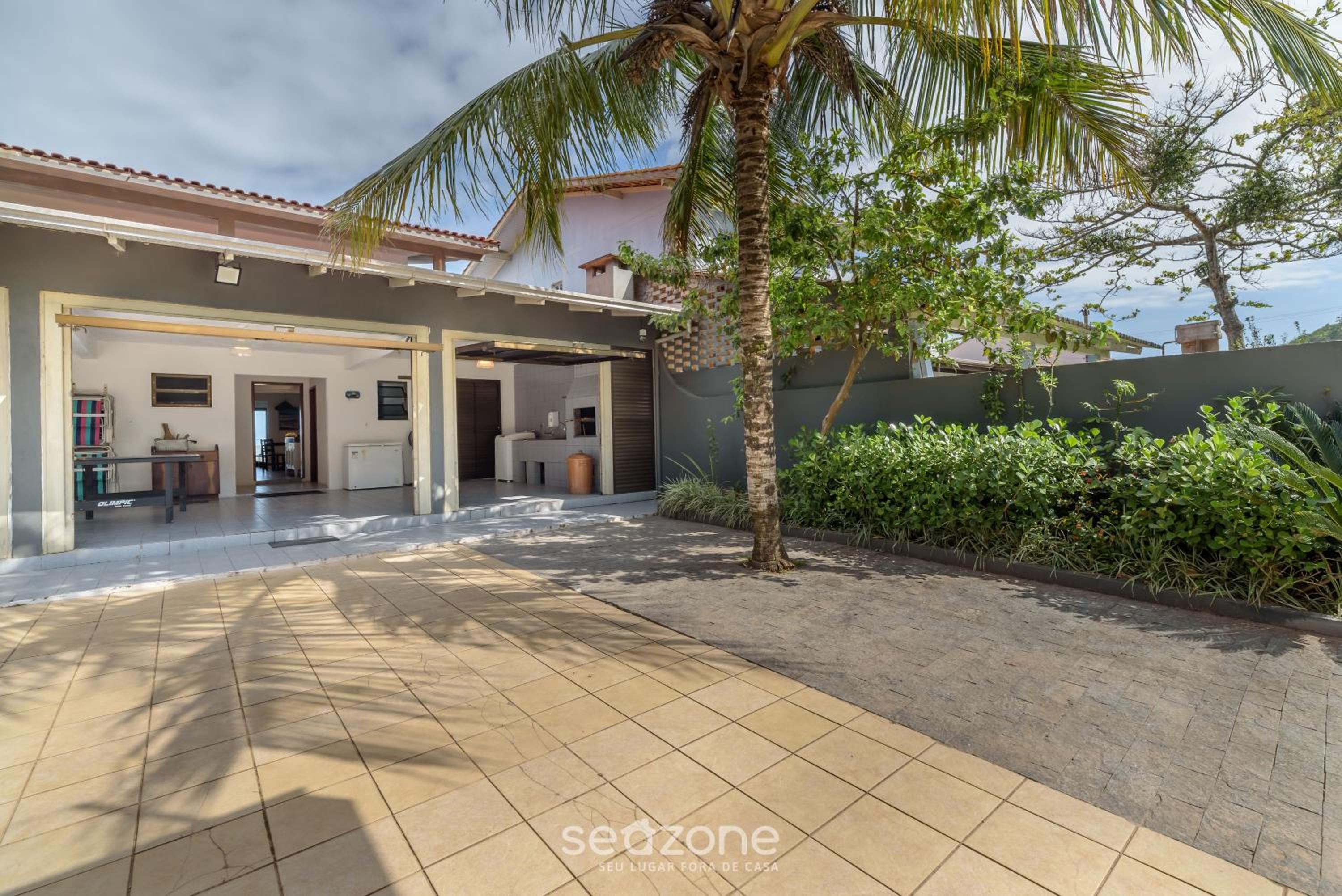 6BR Beachfront Home in Bombinhas ABM0101