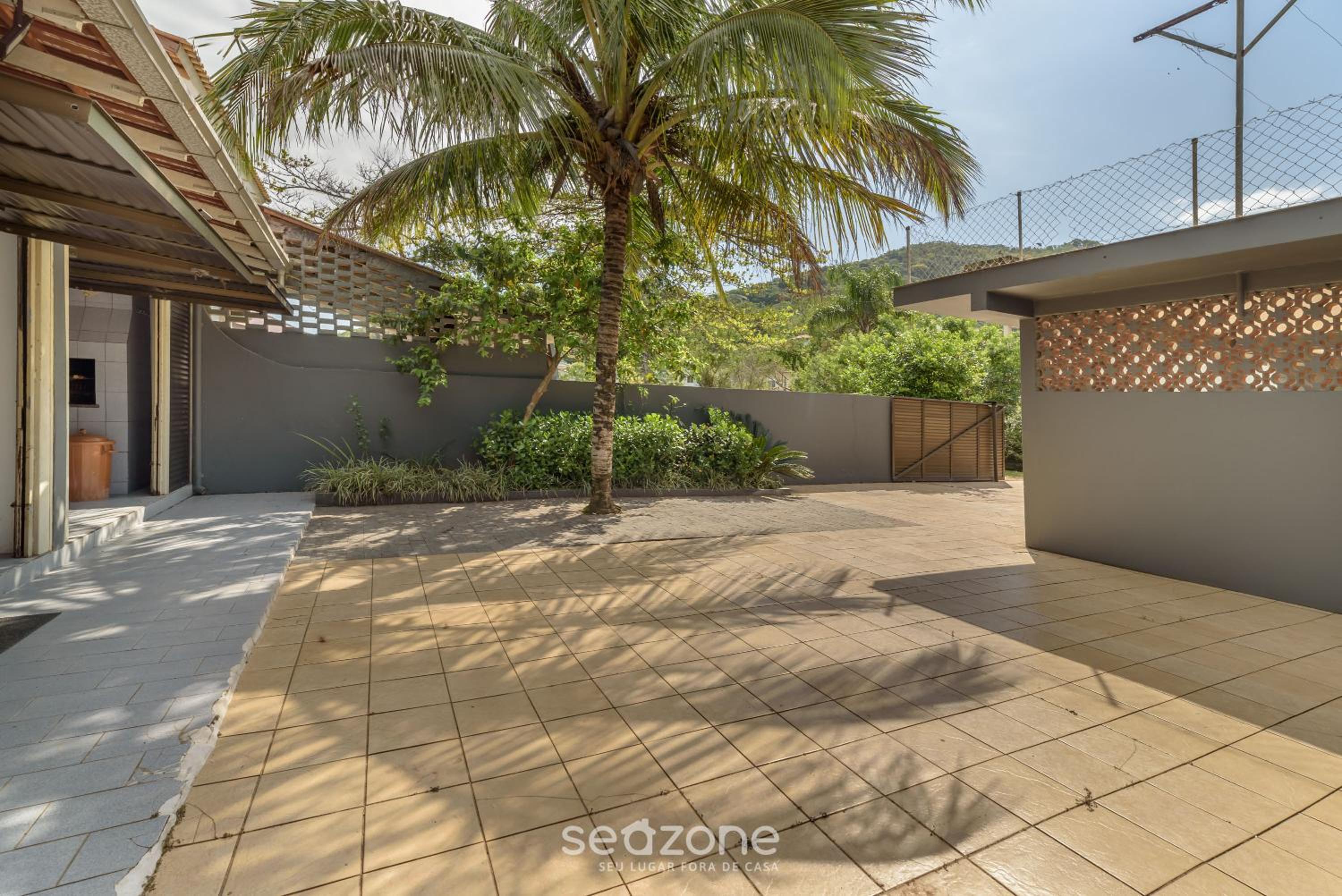 6BR Beachfront Home in Bombinhas ABM0101